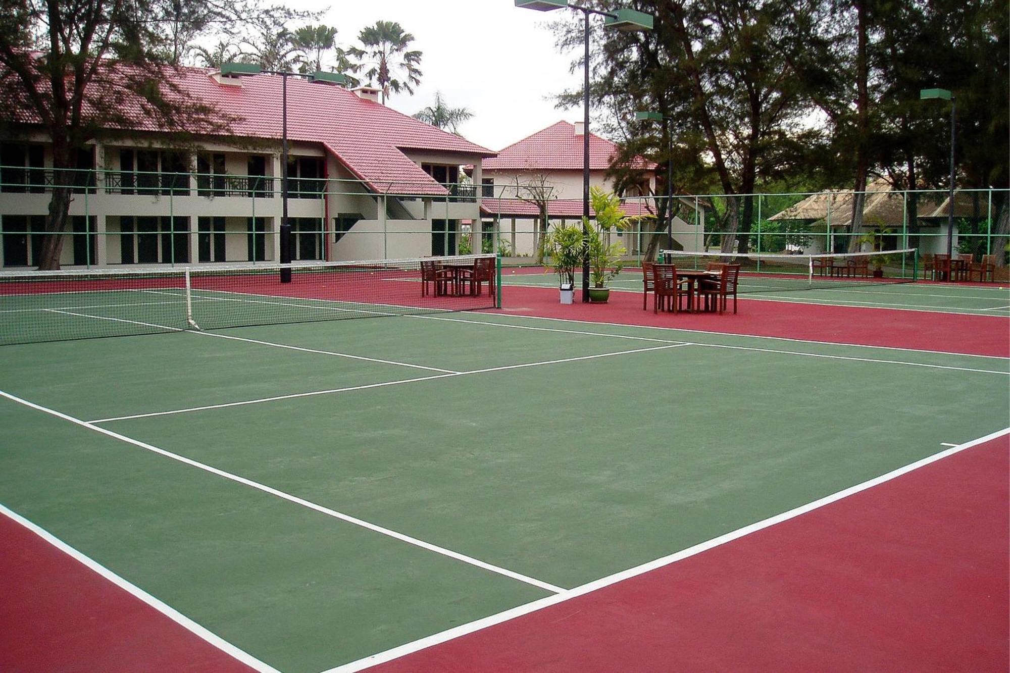 Miri Marriott Resort&Spa Exterior foto Tennis courts at the Royal Selangor Golf & Country Club